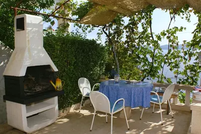 Image de Garçonnière avec la terrasse et la vue sur le mer Pisak, Omis (As-652-a)