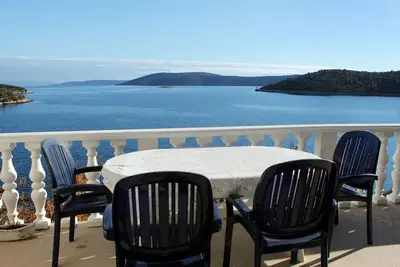 Appartement de deux chambres prés de la plage Vinisce, Trogir (A-5981-a)
