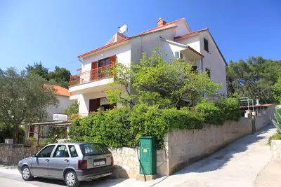 Appartement de deux chambres avec le balcon Vrboska, Hvar (A-8748-a)