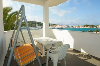 Image de Appartement d'une chambre avec la terrasse et la vue sur le mer Rogoznica (A-12820-c)