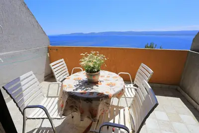Image de Garçonnière avec la terrasse et la vue sur le mer Marusici, Omis (As-1024-b)