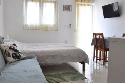 Garçonnière avec le balcon Vir (As-13686-a)
