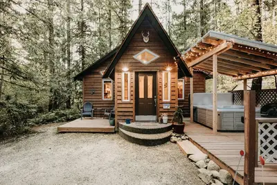 Image de Glacier Springs Cabin #16 - C'est un superbe chalet avec un bain à remous extéri