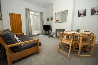 Image de Norton Appartement: 2 chambres, 7 couchages, en plein cœur de Hove avec des bars et des cafés sur porte, wifi