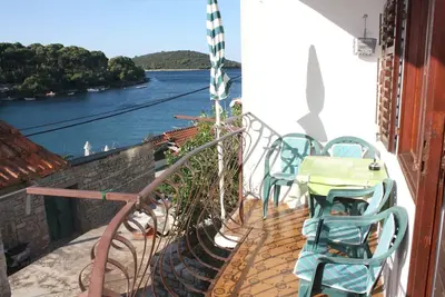 Image de Appartement de deux chambres avec le balcon et la vue sur le mer Maslinica, Solta (A-5188-a)