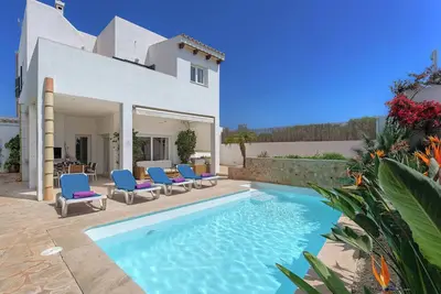 Image de Villa Miguel Angel - Cette villa comprend une piscine privée, une connexion Wi-Fi et une table de ping-pong