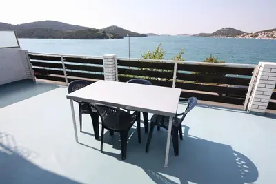 Image de Appartement de deux chambres prés de la plage Tisno, Murter (A-6106-a)