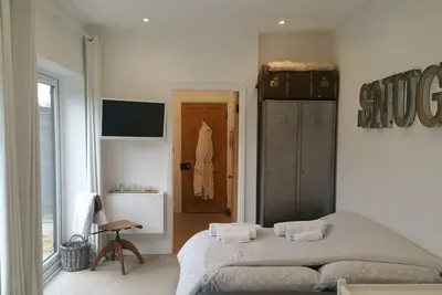 Image de «The Snug», près de York: un studio magnifique et moderne à Old Station Master House.
