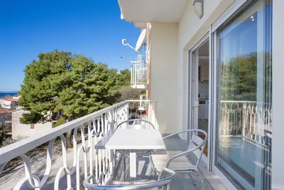 Garçonnière avec le balcon et la vue sur le mer Duce, Omis (As-946-d)