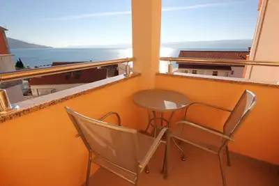 Appartement d'une chambre avec le balcon et la vue sur le mer Duce, Omis (A-9437-d)