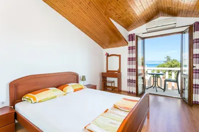 Appartement de trois chambres avec le balcon et la vue sur le mer Supetar, Brac (A-5670-a)