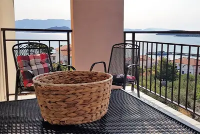 Image de Appartement de deux chambres avec la terrasse et la vue sur le mer Slatine, Ciovo (A-5998-b)