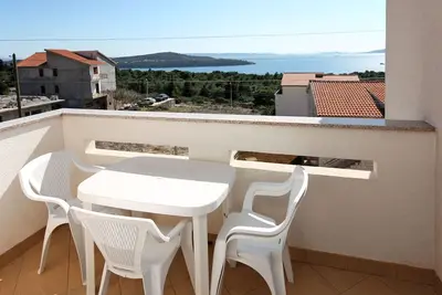 Image de Appartement de deux chambres avec le balcon et la vue sur le mer Seget Vranjica, Trogir (A-4870-d)