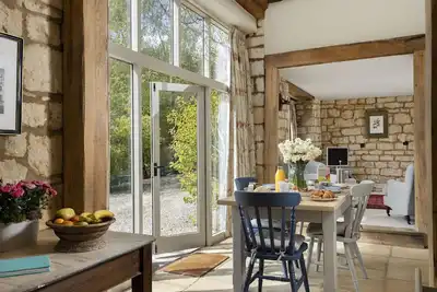 Image de Le Buckland Wood Barn est une maison de vacances indépendante en pierre des Cotswolds, située à la fin d'un long trajet en voiture.