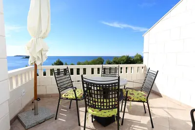 Image de Appartement de deux chambres avec la terrasse et la vue sur le mer Rogoznica (A-10339-a)