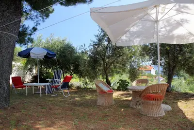 Image de Appartement de deux chambres avec la terrasse et la vue sur le mer Zavala, Hvar (A-594-b)