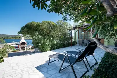 Image de Appartement de deux chambres prés de la plage Veli Rat, Dugi otok (A-438-a)