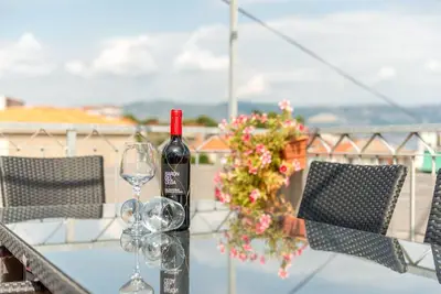 Image de Appartement de deux chambres avec la terrasse et la vue sur le mer Slatine, Ciovo (A-11047-a)