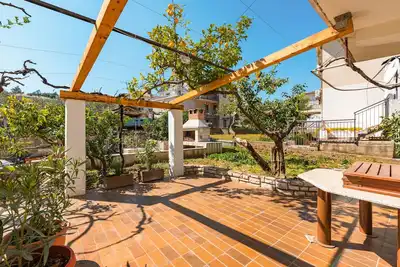 Image de Appartement d'une chambre avec la terrasse et la vue sur le mer Jelsa, Hvar (A-13513-a)