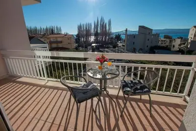 Image de Appartement de trois chambres avec le balcon et la vue sur le mer Duce, Omis (A-7576-a)