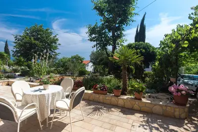 Appartement d'une chambre avec le balcon et la vue sur le mer Novi Vinodolski (A-11702-b)