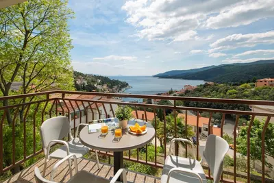 Image de Appartement de trois chambres avec la terrasse et la vue sur le mer Rabac, Labin (A-3015-a)