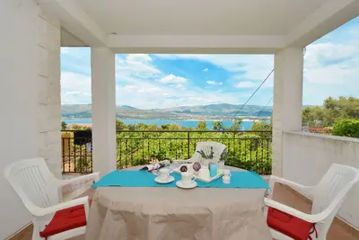 Image de Appartement d'une chambre avec la terrasse et la vue sur le mer Arbanija, Ciovo (A-5228-c)
