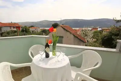 Image de Appartement d'une chambre avec la terrasse et la vue sur le mer Poljica, Trogir (A-10010-b)