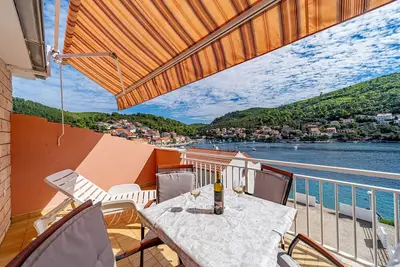 Appartement d'une chambre avec la terrasse et la vue sur le mer Brna, Korcula (A-10057-c)