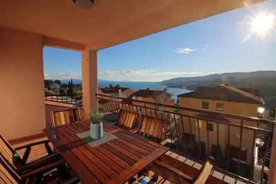 Image de Appartement de trois chambres avec la terrasse et la vue sur le mer Rabac, Labin (A-7429-a)