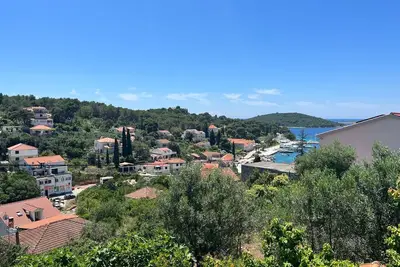 Image de Appartement de trois chambres avec le balcon et la vue sur le mer Maslinica, Solta (A-5176-a)