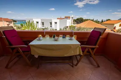 Image de Appartement d'une chambre avec la terrasse et la vue sur le mer Pasman (A-8274-c)