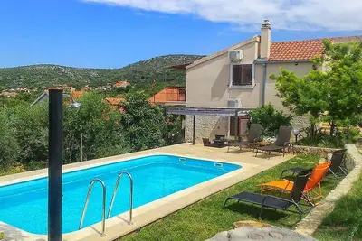 Image de Maison pour la famille avec la piscine Vinisce, Trogir (K-7510)
