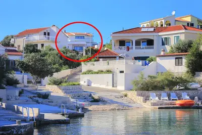 Image de Appartement d'une chambre avec le balcon et la vue sur le mer Baie Ostricka luka, Rogoznica (A-11451-a)