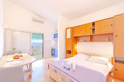 Image de Garçonnière avec la terrasse et la vue sur le mer Zavalatica, Korcula (As-547-a)
