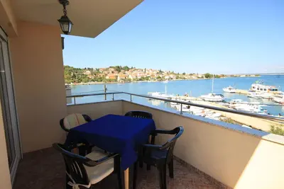 Image de Appartement d'une chambre avec la terrasse et la vue sur le mer Preko, Ugljan (A-8315-d)