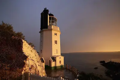 Image de Situé au point le plus éloigné de la magnifique péninsule de Roseland. Le phare est toujours opérationnel