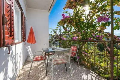 Image de Appartement de deux chambres avec la terrasse et la vue sur le mer Seget Vranjica, Trogir (A-1038-a)