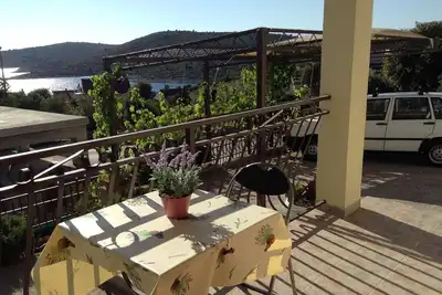 Image de Appartement d'une chambre avec la terrasse et la vue sur le mer Kanica, Rogoznica (A-11818-a)