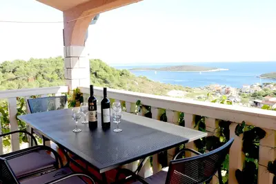 Image de Appartement de deux chambres avec la terrasse et la vue sur le mer Rukavac, Vis (A-8839-c)