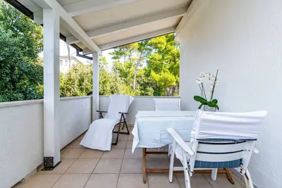 Appartement d'une chambre avec la terrasse et la vue sur le mer Banjol, Rab (A-5022-b)
