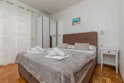 Image de Garçonnière avec le balcon Duce, Omis (As-5973-a)