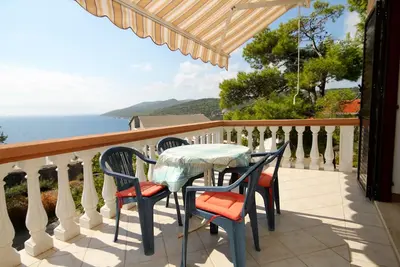 Image de Appartement de deux chambres avec la terrasse et la vue sur le mer Zavalatica, Korcula (A-4453-b)