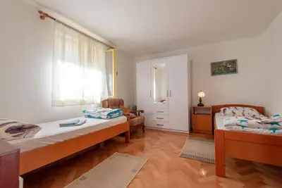 L'appartement se compose de deux chambres, une salle de bains, une cuisine et un salon