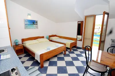 Garçonnière avec le balcon et la vue sur le mer Sucuraj, Hvar (As-3589-l)