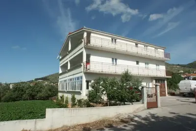 Image de Appartement de deux chambres avec la terrasse et la vue sur le mer Seget Donji, Trogir (A-2041-a)