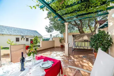 Appartement de deux chambres avec la terrasse et la vue sur le mer Bol, Brac (A-13665-b)