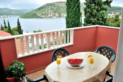 Image de Appartement de deux chambres avec la terrasse et la vue sur le mer Rogoznica (A-5269-c)