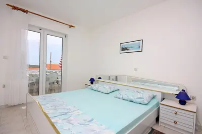 Image de Appartement de deux chambres avec la terrasse et la vue sur le mer Barbat, Rab (A-4962-b)