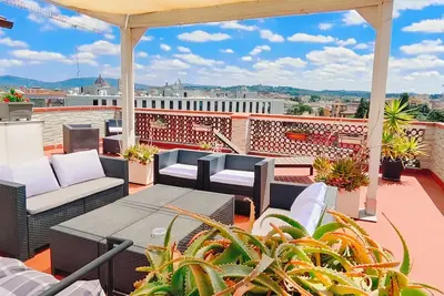 Image de Penthouse de luxe panoramique avec grande terrasse et vue sur tout le centre historique